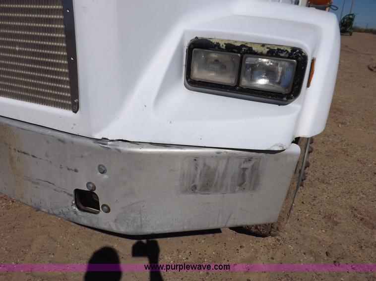 image for item I8476 1992 Kenworth semi truck