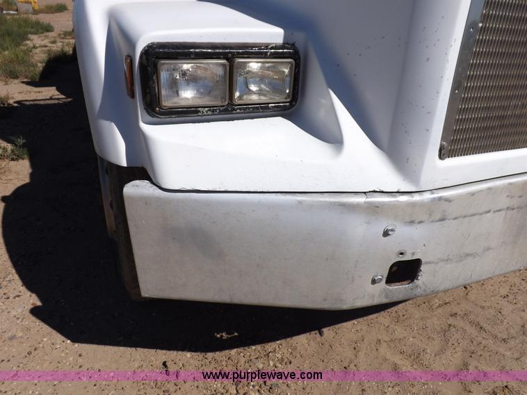 image for item I8476 1992 Kenworth semi truck