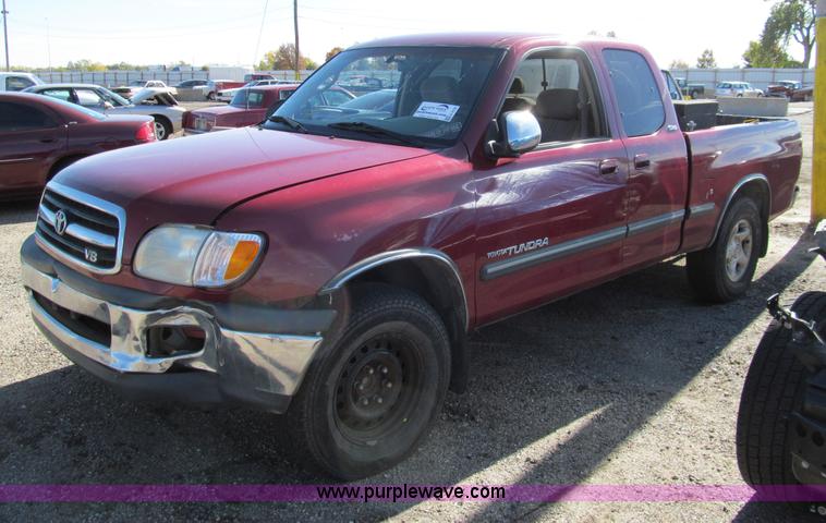 image for item G9728 2000 Toyota Tundra SR5 Access Cab pickup truck
