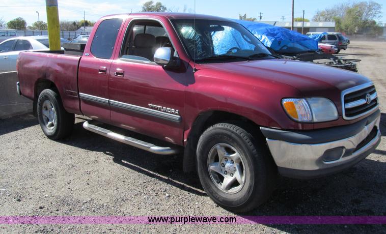 image for item G9728 2000 Toyota Tundra SR5 Access Cab pickup truck