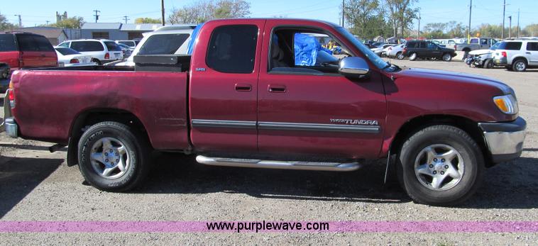 image for item G9728 2000 Toyota Tundra SR5 Access Cab pickup truck