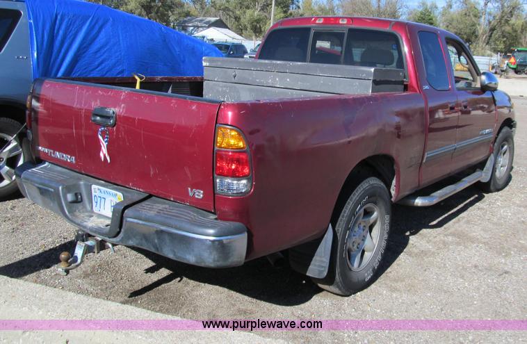 image for item G9728 2000 Toyota Tundra SR5 Access Cab pickup truck