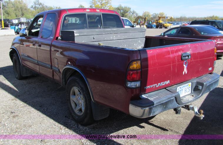 image for item G9728 2000 Toyota Tundra SR5 Access Cab pickup truck