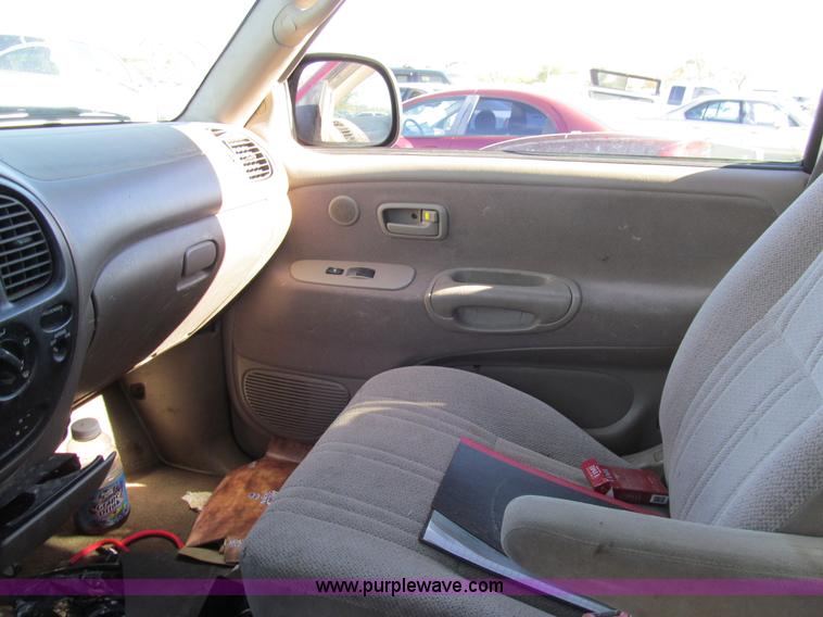 image for item G9728 2000 Toyota Tundra SR5 Access Cab pickup truck