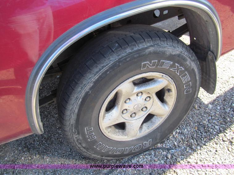 image for item G9728 2000 Toyota Tundra SR5 Access Cab pickup truck