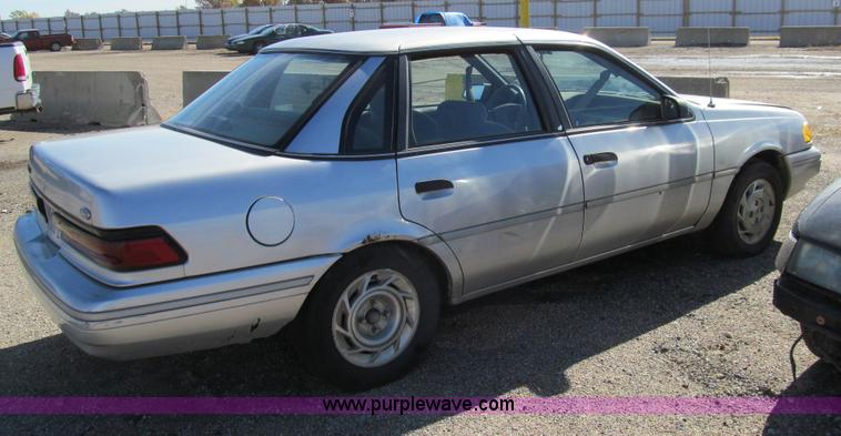 image for item G9732 1993 Ford Tempo GL