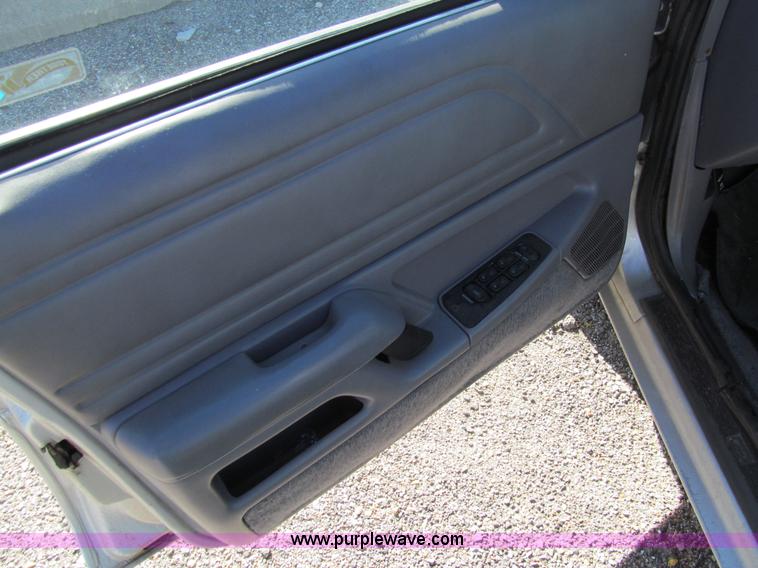 image for item G9732 1993 Ford Tempo GL