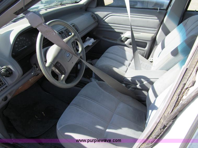 image for item G9732 1993 Ford Tempo GL