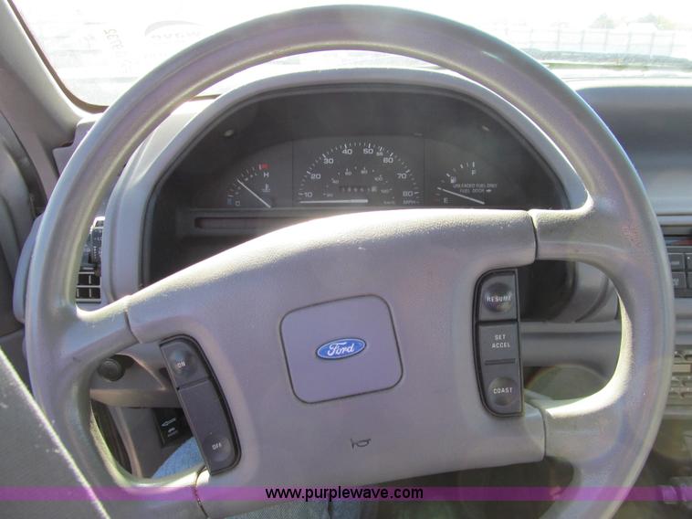 image for item G9732 1993 Ford Tempo GL