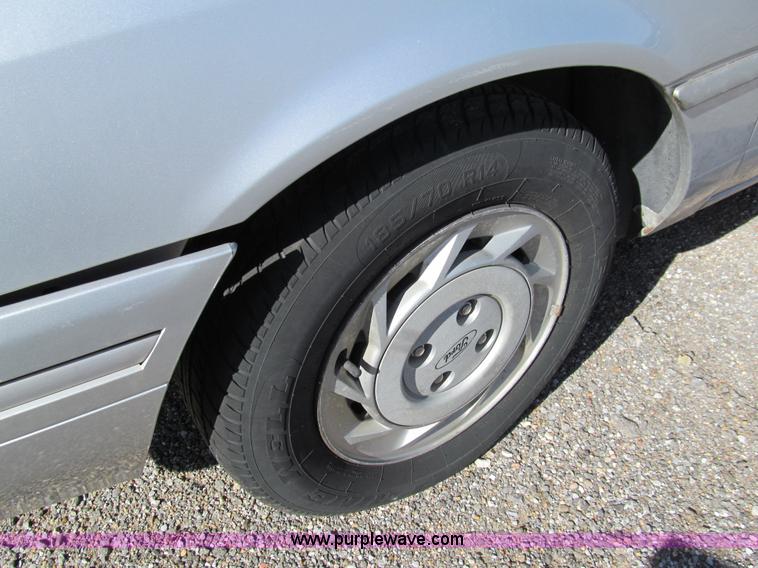 image for item G9732 1993 Ford Tempo GL