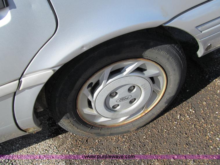 image for item G9732 1993 Ford Tempo GL