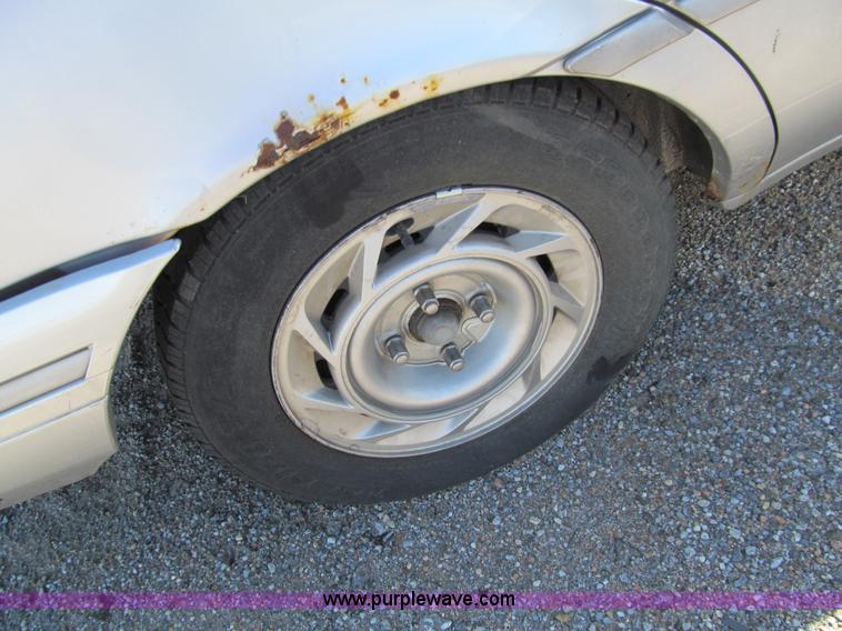 image for item G9732 1993 Ford Tempo GL