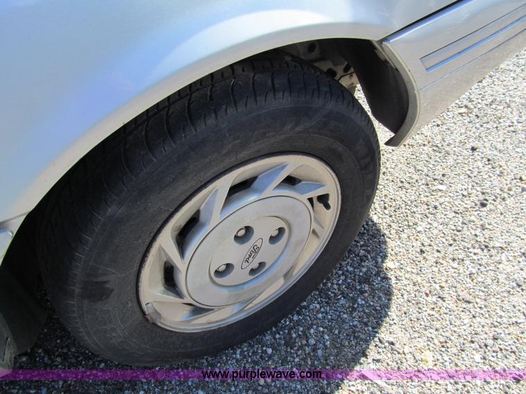 image for item G9732 1993 Ford Tempo GL