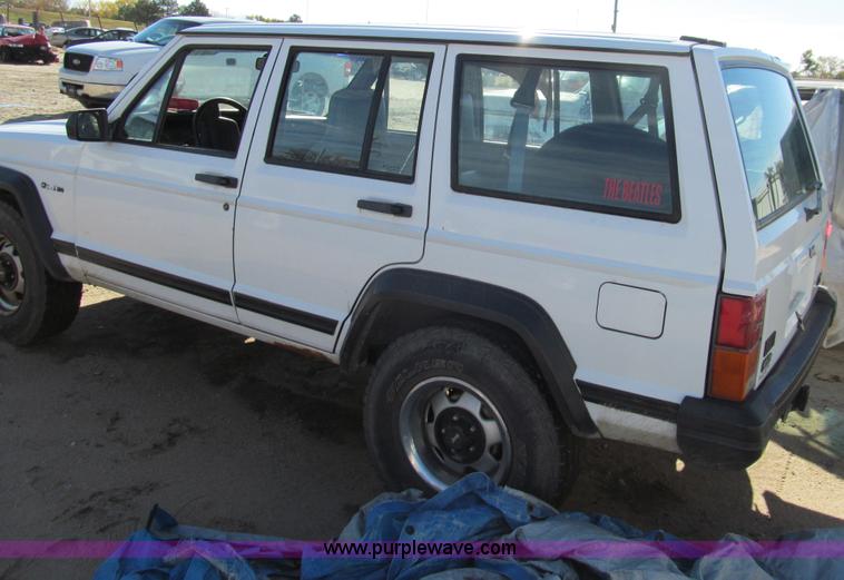 image for item G9745 1995 Jeep Cherokee SE SUV