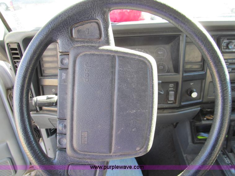 image for item G9745 1995 Jeep Cherokee SE SUV