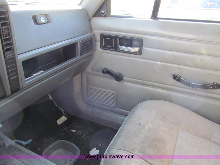 image for item G9745 1995 Jeep Cherokee SE SUV