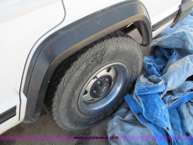 image for item G9745 1995 Jeep Cherokee SE SUV