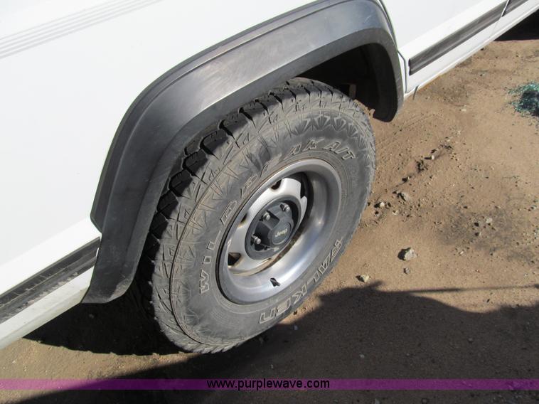 image for item G9745 1995 Jeep Cherokee SE SUV
