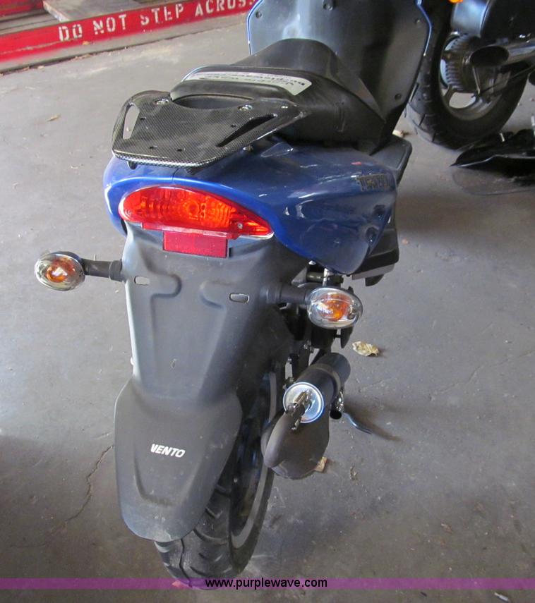 image for item G9749 2008 Vente scooter