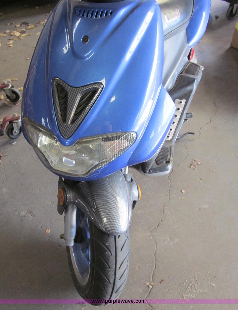 image for item G9749 2008 Vente scooter