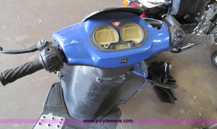 image for item G9749 2008 Vente scooter