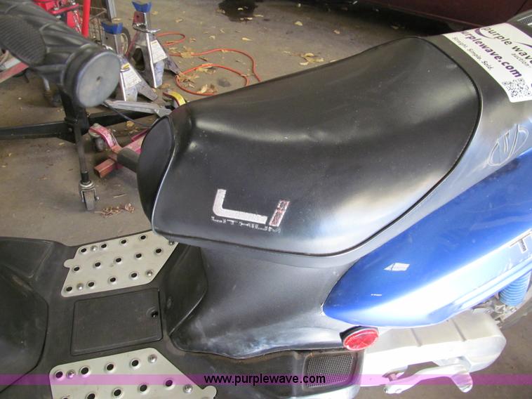 image for item G9749 2008 Vente scooter