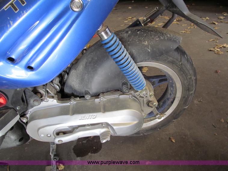 image for item G9749 2008 Vente scooter