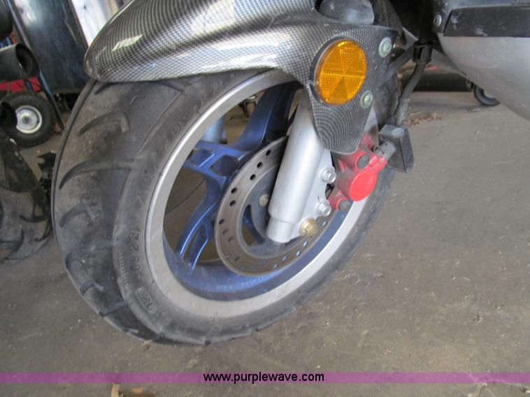 image for item G9749 2008 Vente scooter