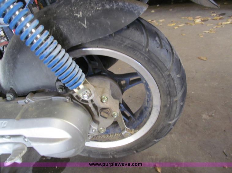 image for item G9749 2008 Vente scooter