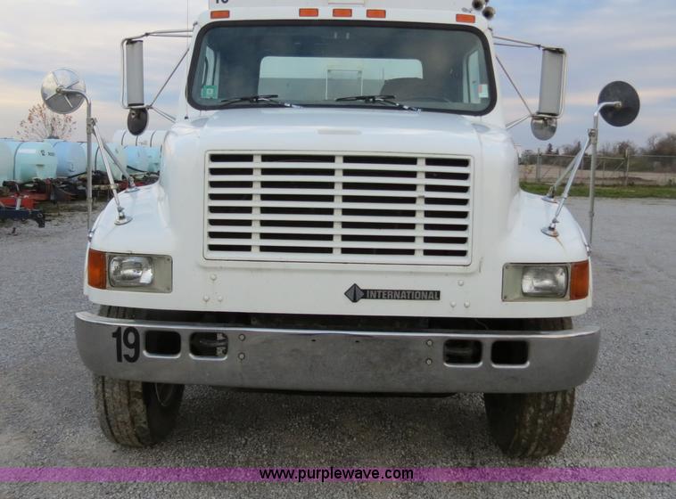 image for item B4800 1999 International 4900 tender truck