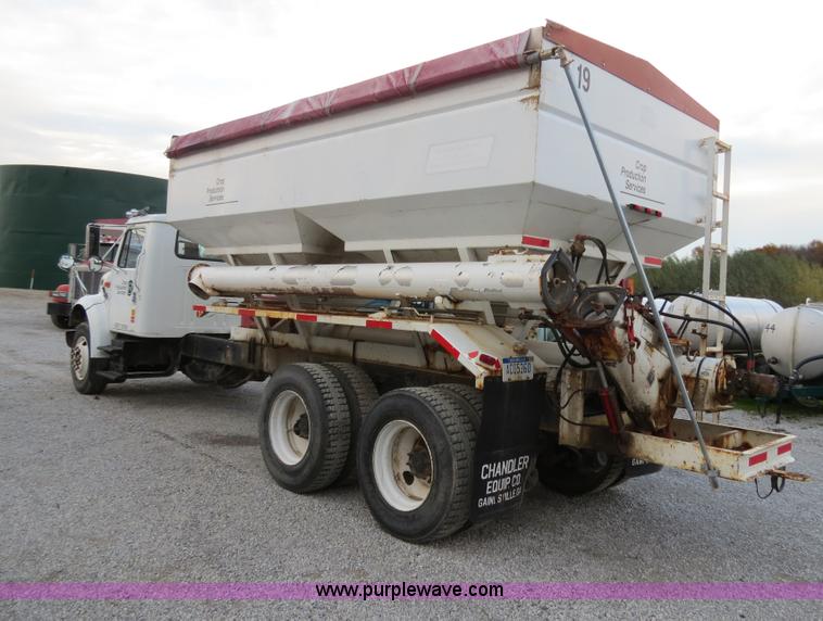 image for item B4800 1999 International 4900 tender truck