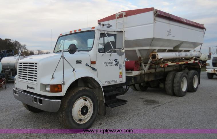 image for item B4800 1999 International 4900 tender truck