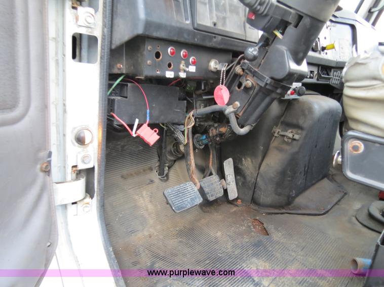 image for item B4800 1999 International 4900 tender truck