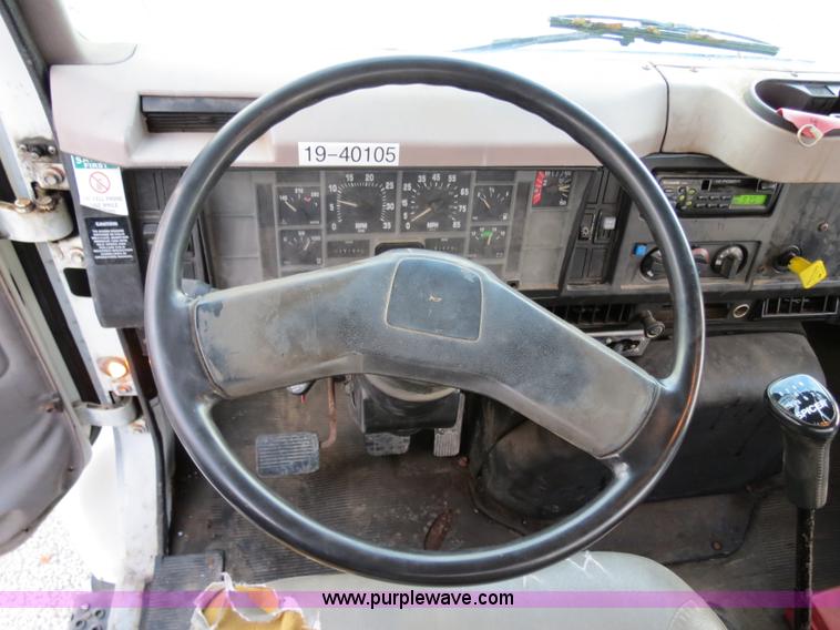 image for item B4800 1999 International 4900 tender truck