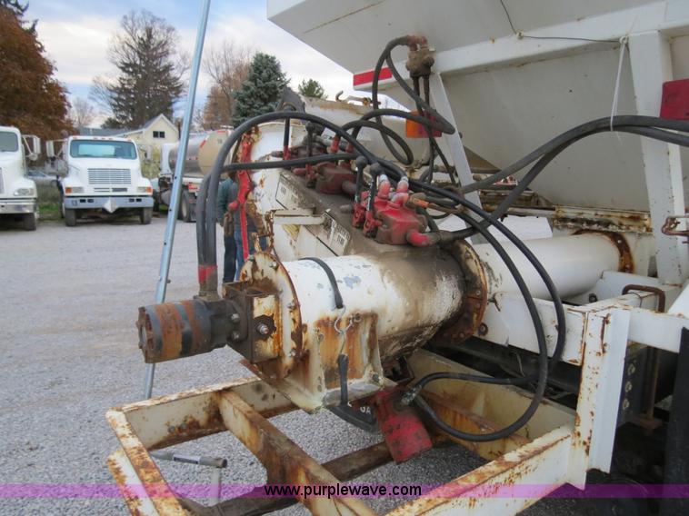 image for item B4800 1999 International 4900 tender truck