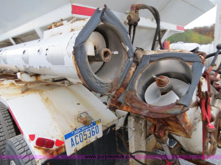 image for item B4800 1999 International 4900 tender truck