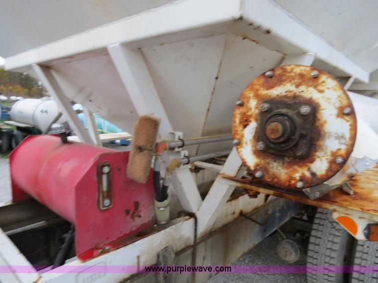 image for item B4800 1999 International 4900 tender truck