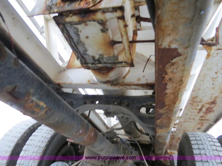 image for item B4800 1999 International 4900 tender truck