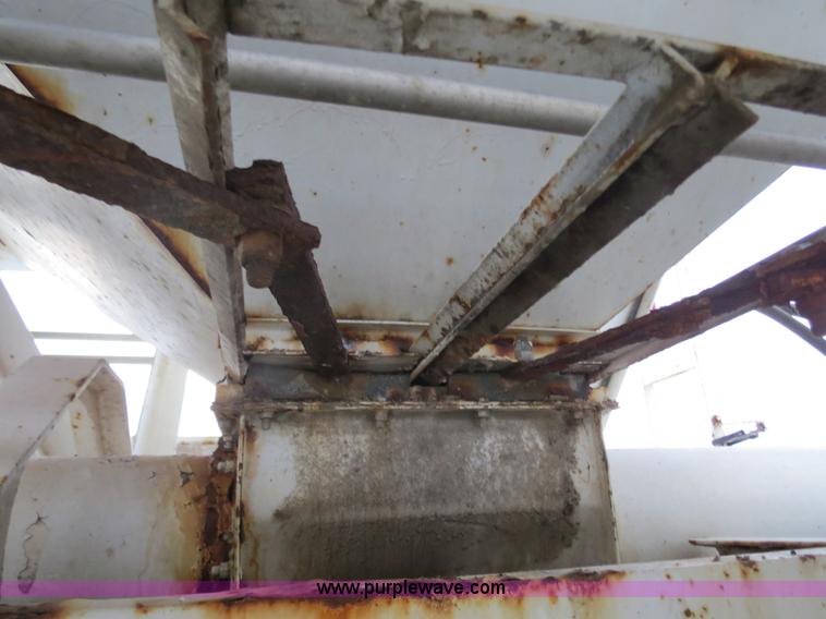 image for item B4800 1999 International 4900 tender truck