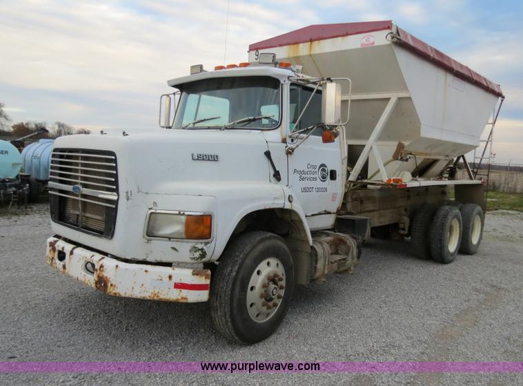 image for item B4801 1993 Ford L8000 truck cab and chassis