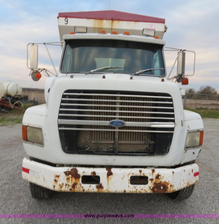 image for item B4801 1993 Ford L8000 truck cab and chassis