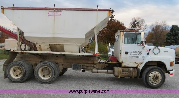 image for item B4801 1993 Ford L8000 truck cab and chassis