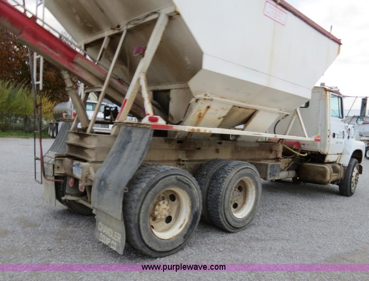 image for item B4801 1993 Ford L8000 truck cab and chassis