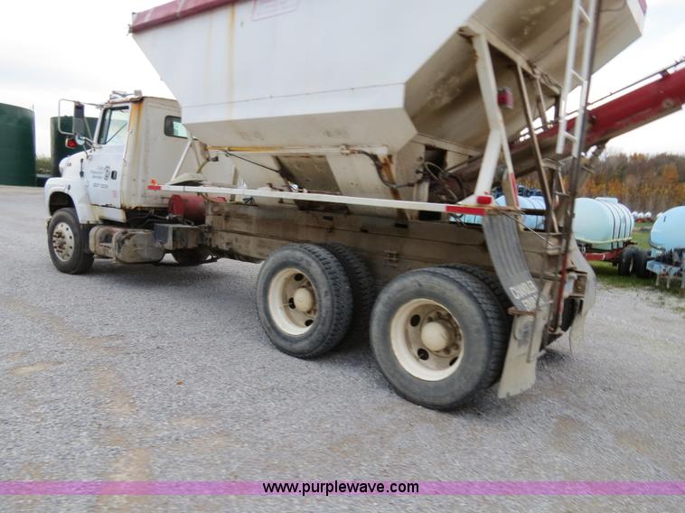 image for item B4801 1993 Ford L8000 truck cab and chassis