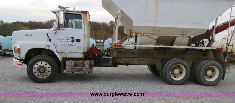 image for item B4801 1993 Ford L8000 truck cab and chassis