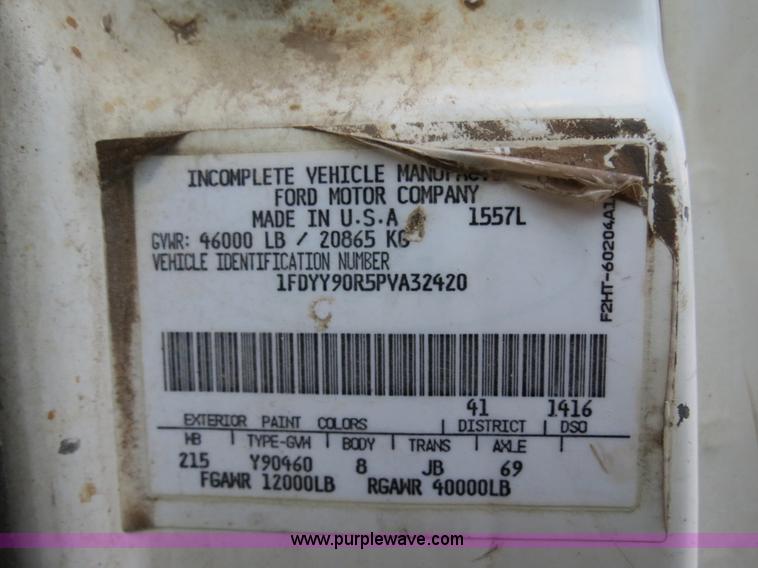 image for item B4801 1993 Ford L8000 truck cab and chassis