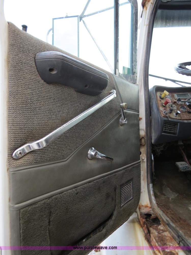 image for item B4801 1993 Ford L8000 truck cab and chassis