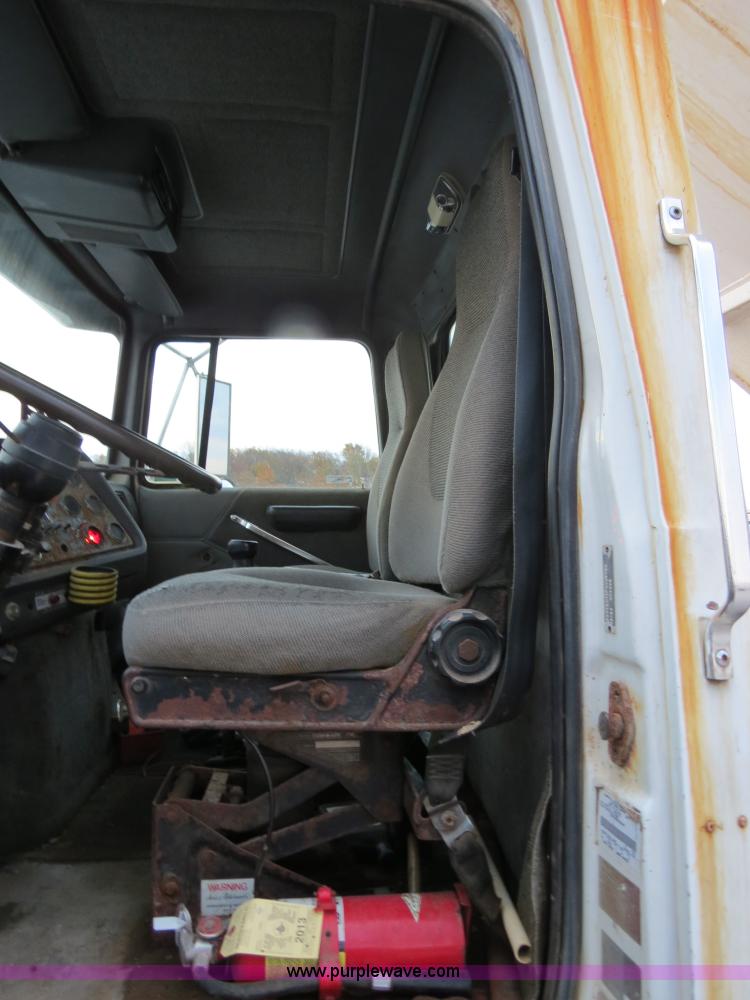 image for item B4801 1993 Ford L8000 truck cab and chassis