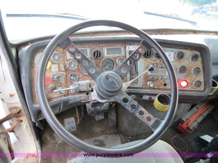 image for item B4801 1993 Ford L8000 truck cab and chassis