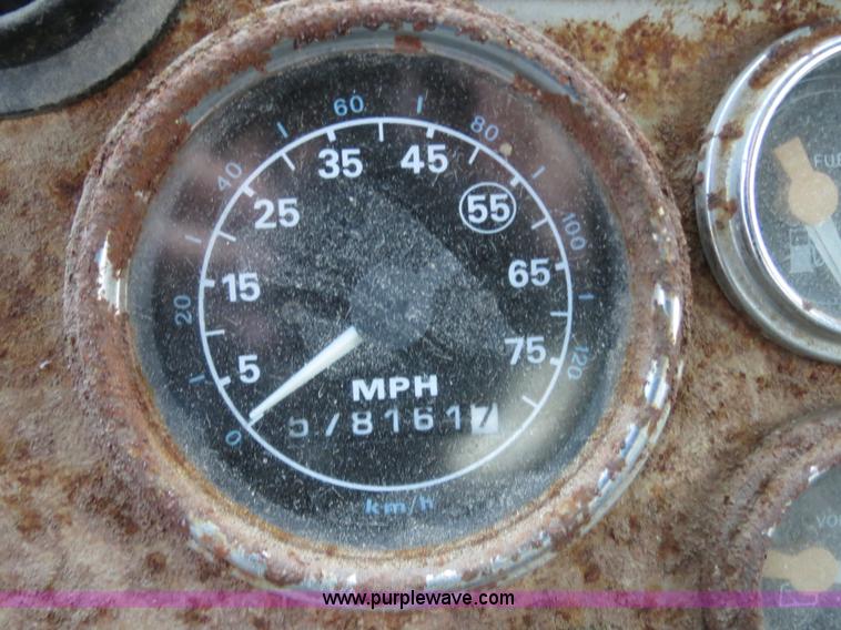 image for item B4801 1993 Ford L8000 truck cab and chassis